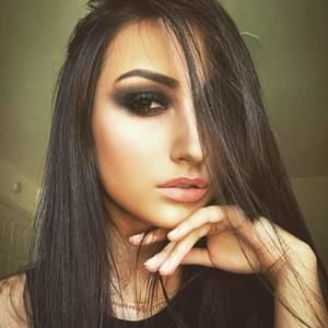 Meet your Posher, Daniela